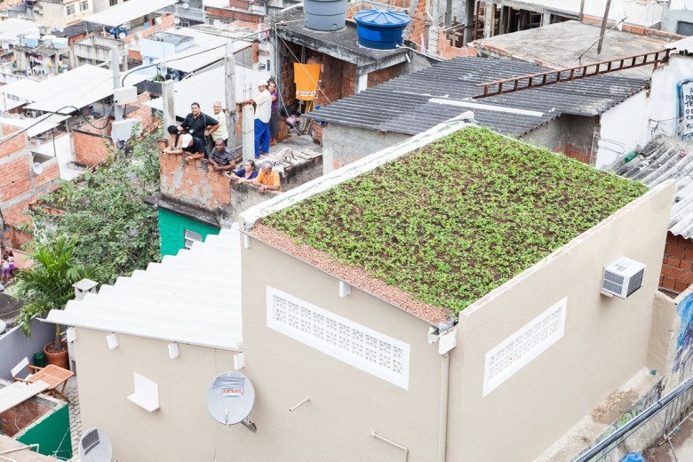 Une maison nichée dans les favelas par Mauricio Arruda