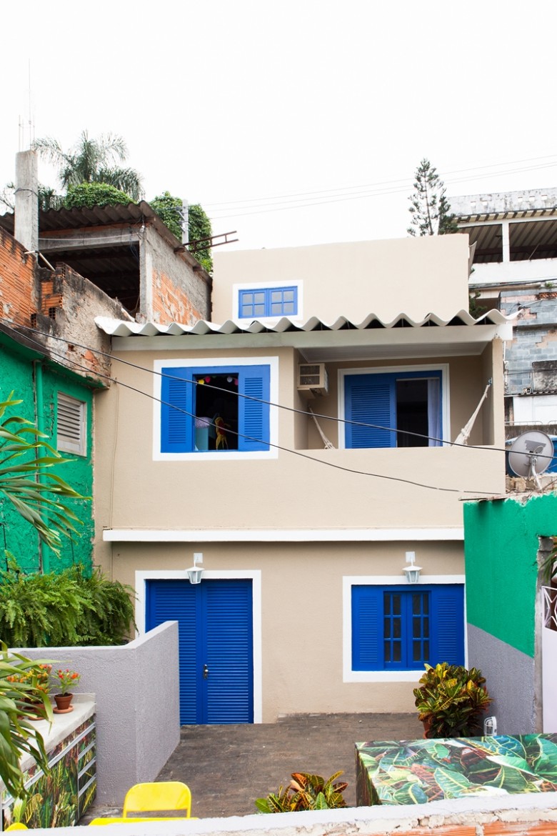 Une maison nichée dans les favelas par Mauricio Arruda