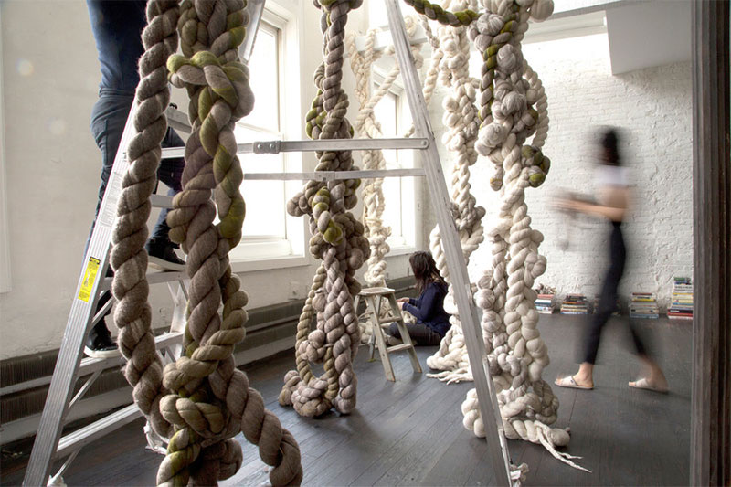 Les installations artistiques en laine bouillie de Dana Barnes