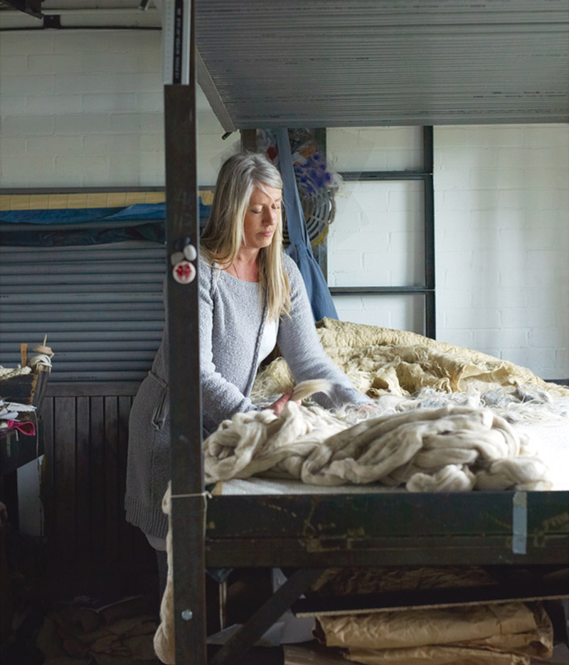Le travail de la laine bouillie par la designer textile néerlandaise Paula Leen