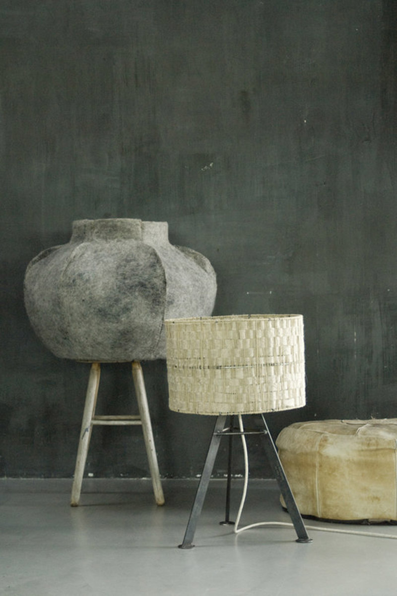 Vase et lampe en laine bouillie par la designer textile néerlandaise Paula Leen