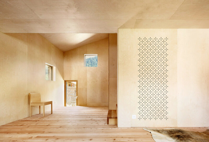 Aménagement intérieur en bois de chantier pour cette maison par le bureau d'architectes Camponovo Baumgartner - Projet : Casa C