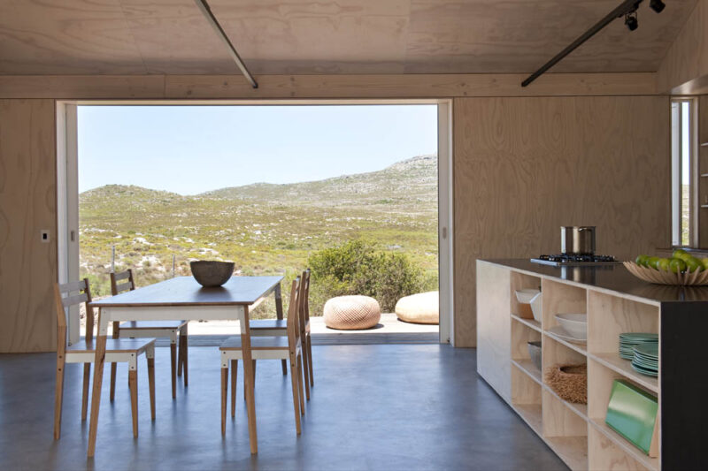 Une maison moderniste en Afrique du Sud qui mélange contreplaqué et béton ciré // Design intérieur Beatty Vermeiren - Projet : Cape Point house