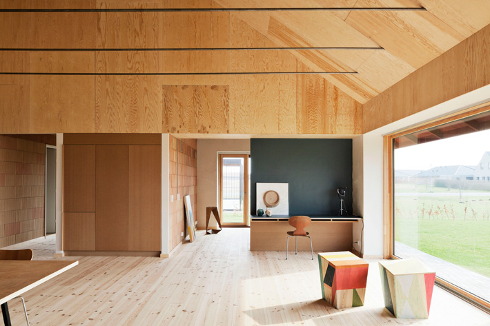 Aménagement intérieur en bois de chantier pour cette maison par le bureau d'architectes Leth & Gori - Projet : Brick house