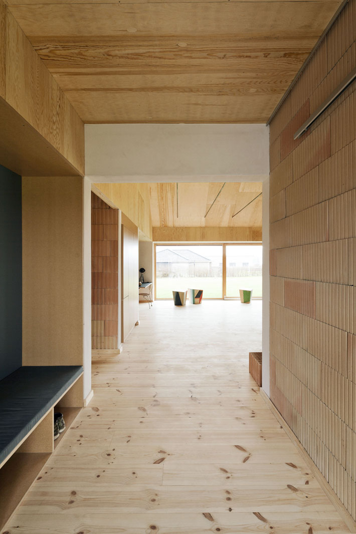 Aménagement intérieur en bois de chantier pour cette maison par le bureau d'architectes Leth & Gori - Projet : Brick house