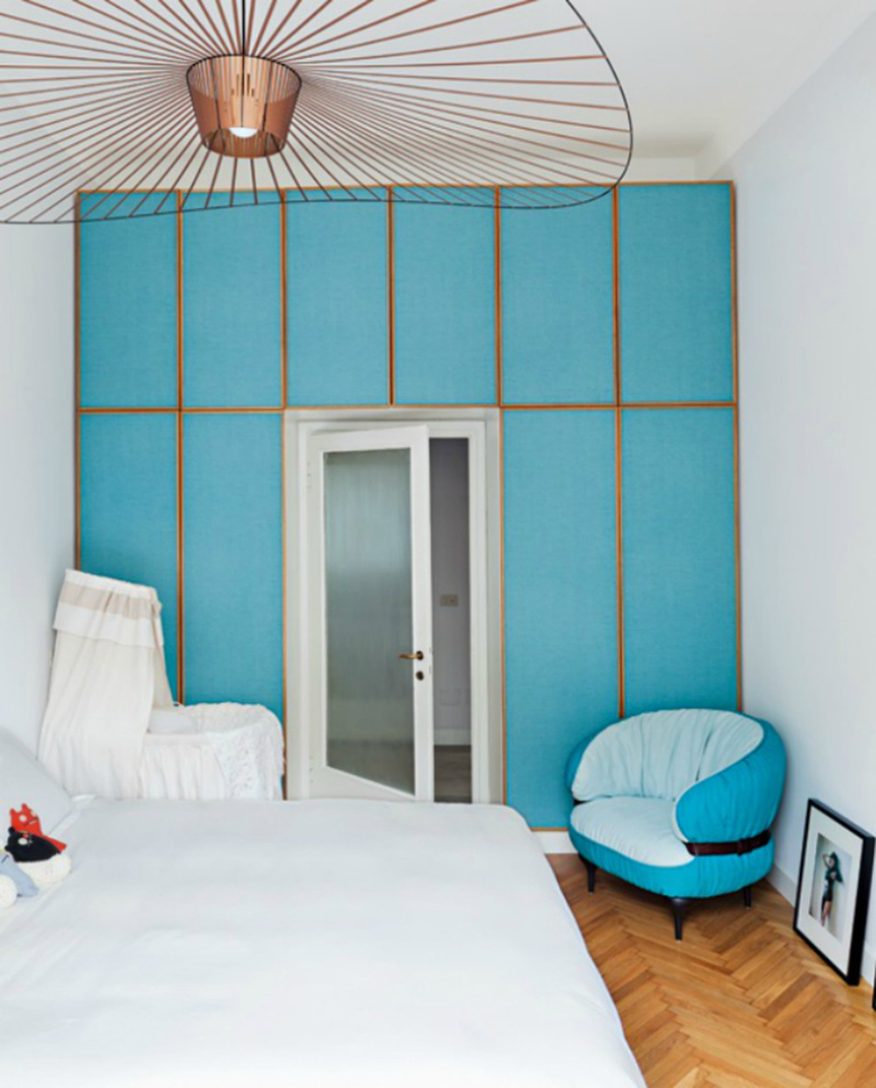 La chambre avec son placard dressing bleu turquoise et la suspension vertigo cuivre