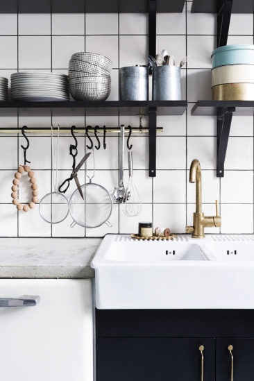 Une cuisine scandinave standard décorée de façon industrielle