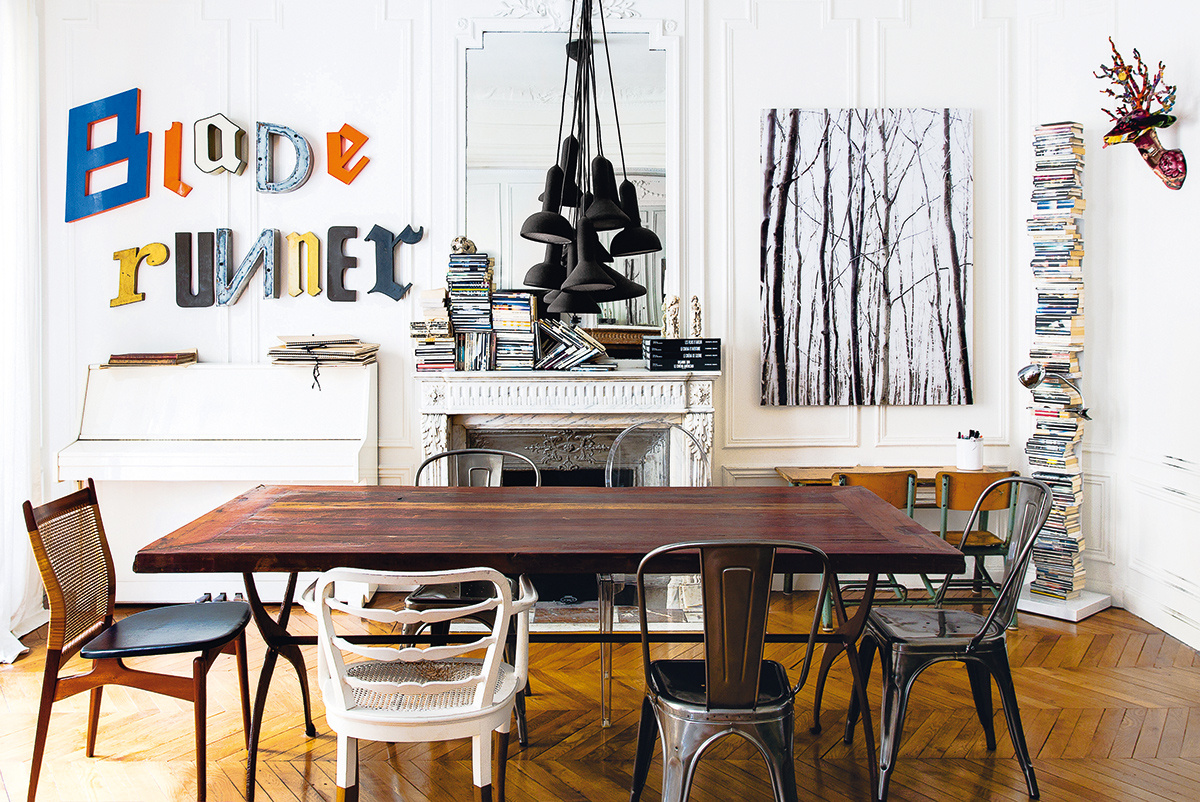 Mixe and match de chaises vintage dans un appartement haussmannien par Marion Collard