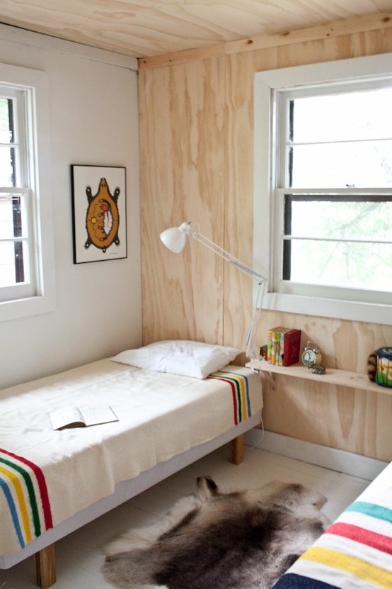 Un mur de tête de lit en plywood pour une déco scandi par Mjölk