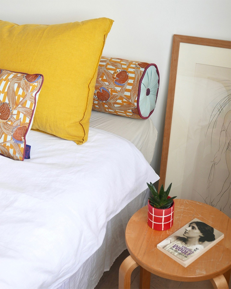 Un coussin jaune styling @maison_matisse