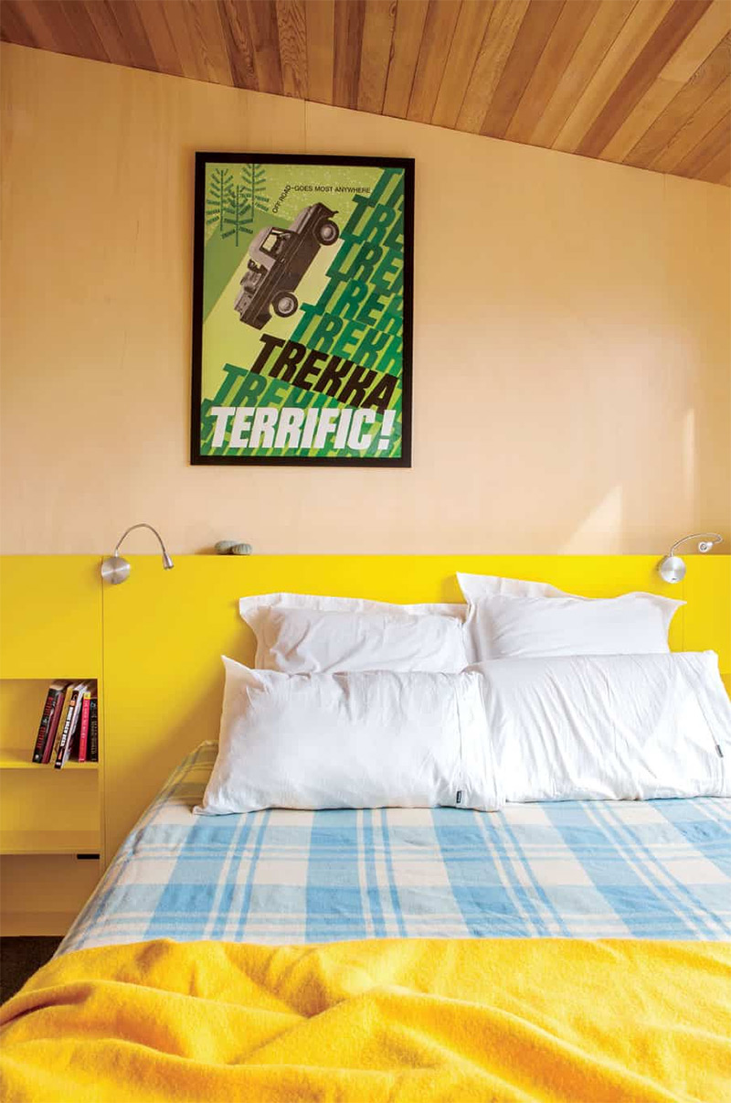 Une chambre avec un soubassement en jaune vif et bois clair