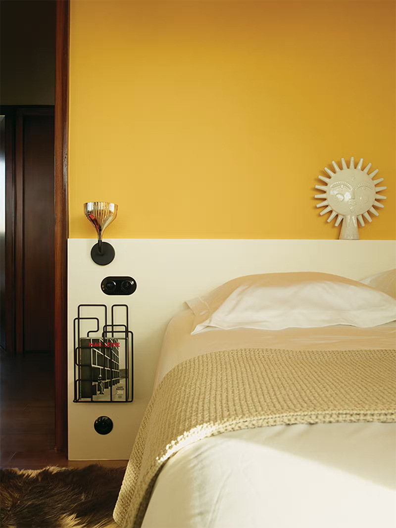 Une chambre en jaune solaire et blanc crème aux accents méditerranéens 