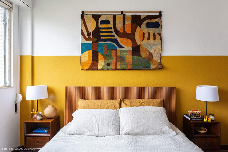 Une chambre avec un soubassement peint en jaune ocre