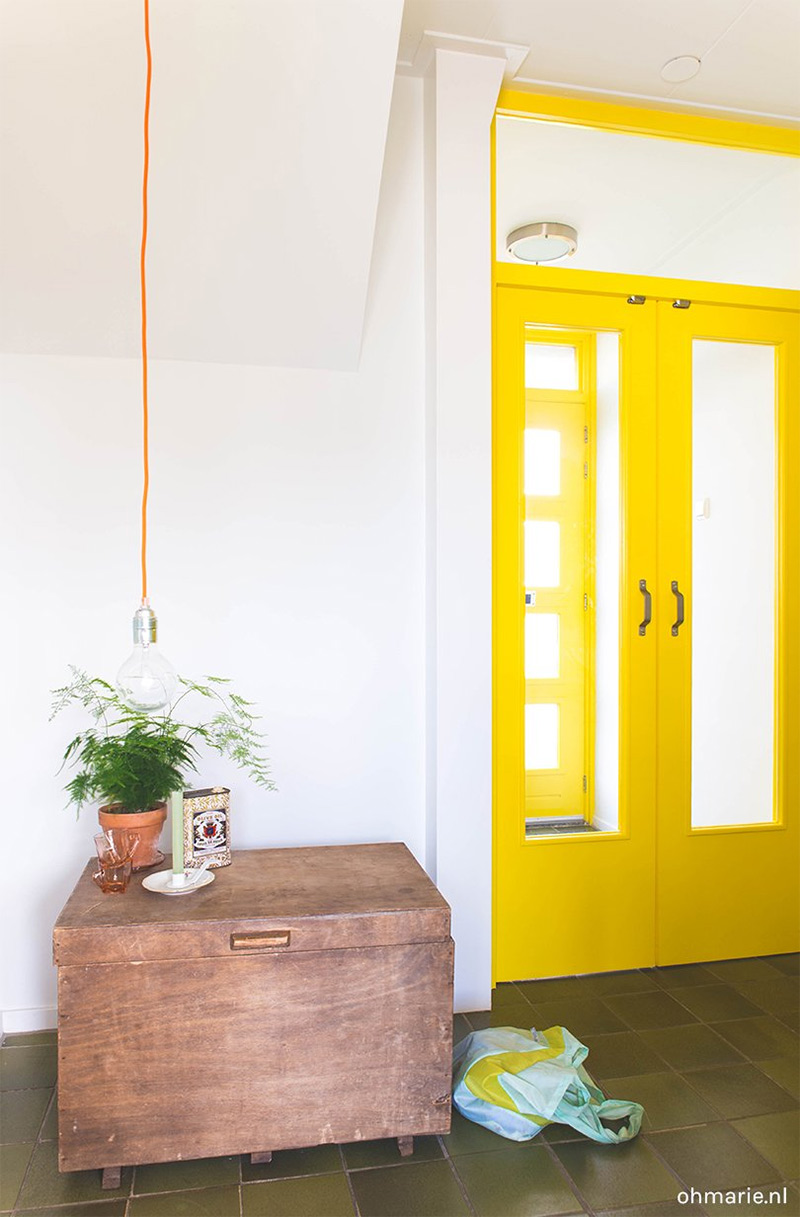 Une porte d'entrée peinte en jaune vif