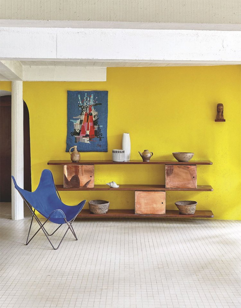 Un mur jaune vif pour un décor moderniste