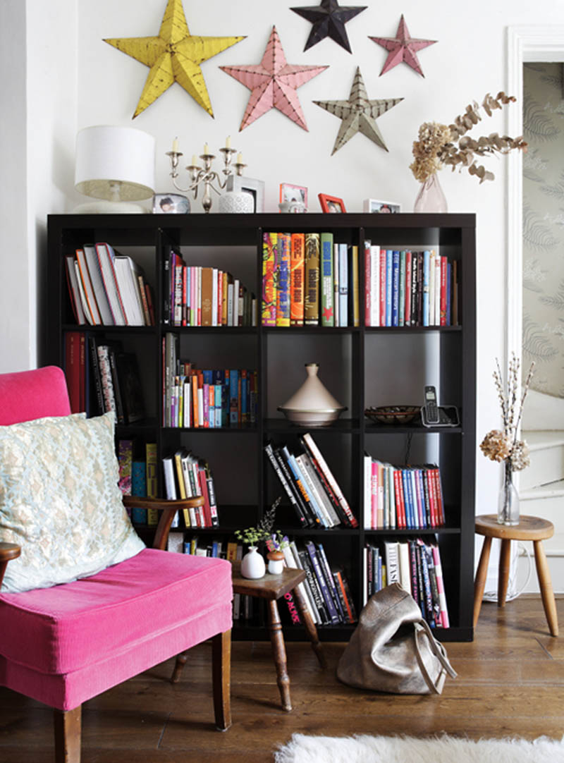 Bibliothèque Ikea noire avec des étoiles en bois amish et plein d'objets perso