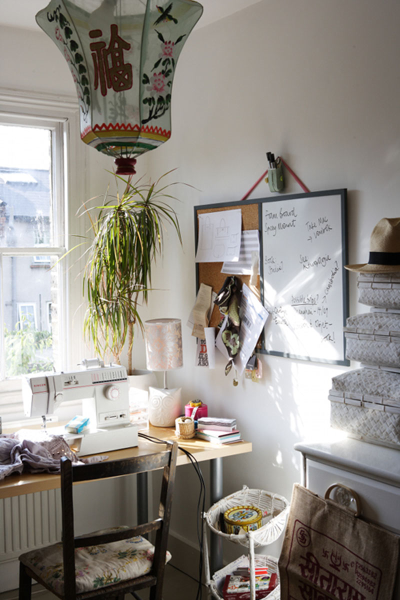 Un coin bureau atelier avec sa lanterne japonaise