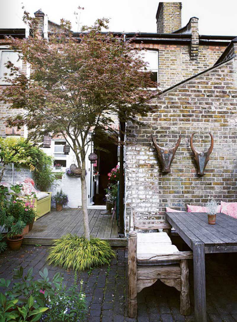 Une terrasse extérieure avec sa déco du monde