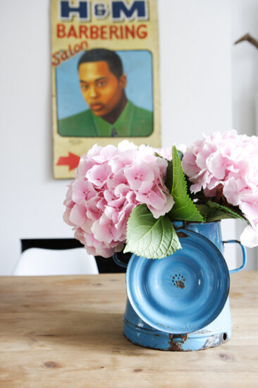 Bouquet de fleurs d'hortensia dans une vieille cafetière chinée en métal