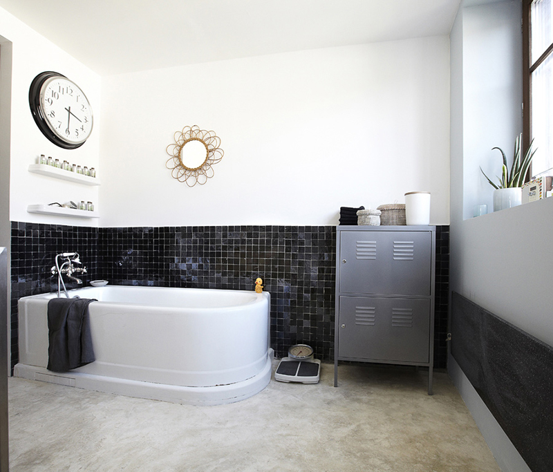 Salle de bains de style industriel et art déco en noir et blanc