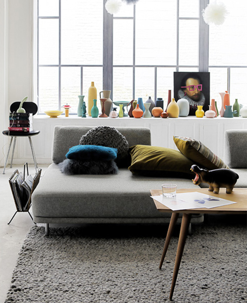 Esprit scandinave avec son canapé et ses nombreux objets déco colorés