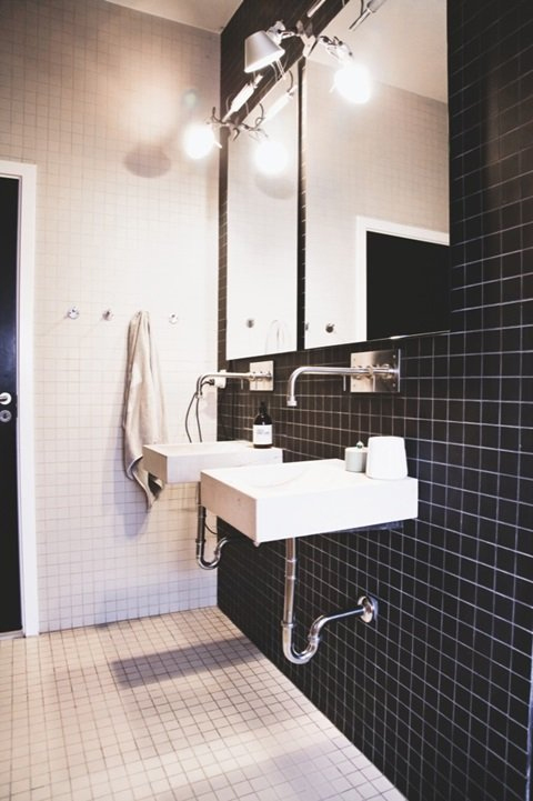 Donner de la personnalité à une salle de bains en choisissant le noir et blanc