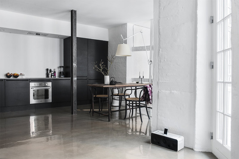 Un appartement à Copenhague au sol en béton ciré poli