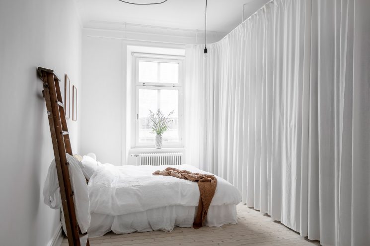 Une chambre blanche comme un cocon || Des rideaux pour cacher un dressing Une chambre blanche comme un cocon || Des rideaux pour cacher un dressing