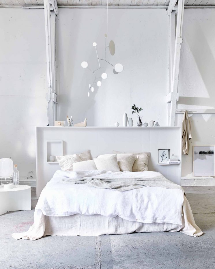 Une chambre blanche comme un cocon || Pour réchauffer le blanc, jouer des matières et des textures