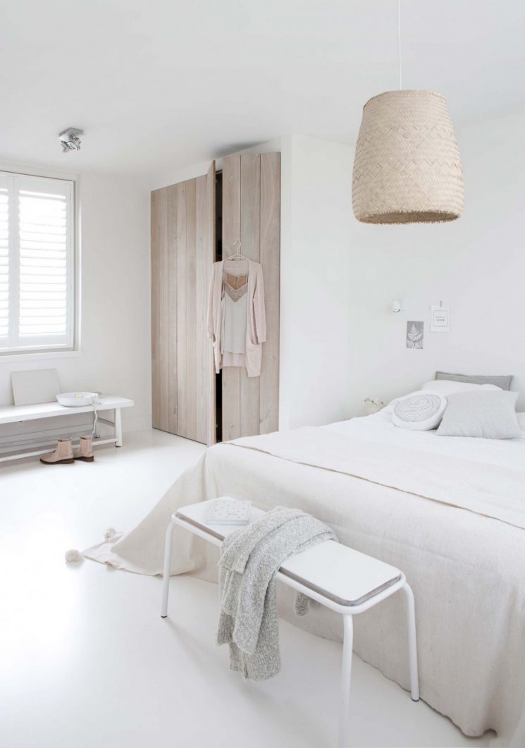 Une chambre blanche comme un cocon || Pour réchauffer le blanc apporter des touches de matières naturelles Une chambre blanche comme un cocon || Pour réchauffer le blanc apporter des touches de matières naturelles