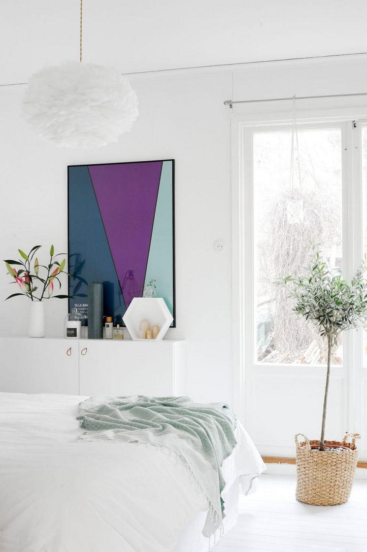 Une chambre blanche comme un cocon || Pour réchauffer le blanc apporter des touches colorées Une chambre blanche comme un cocon || Pour réchauffer le blanc apporter des touches colorées