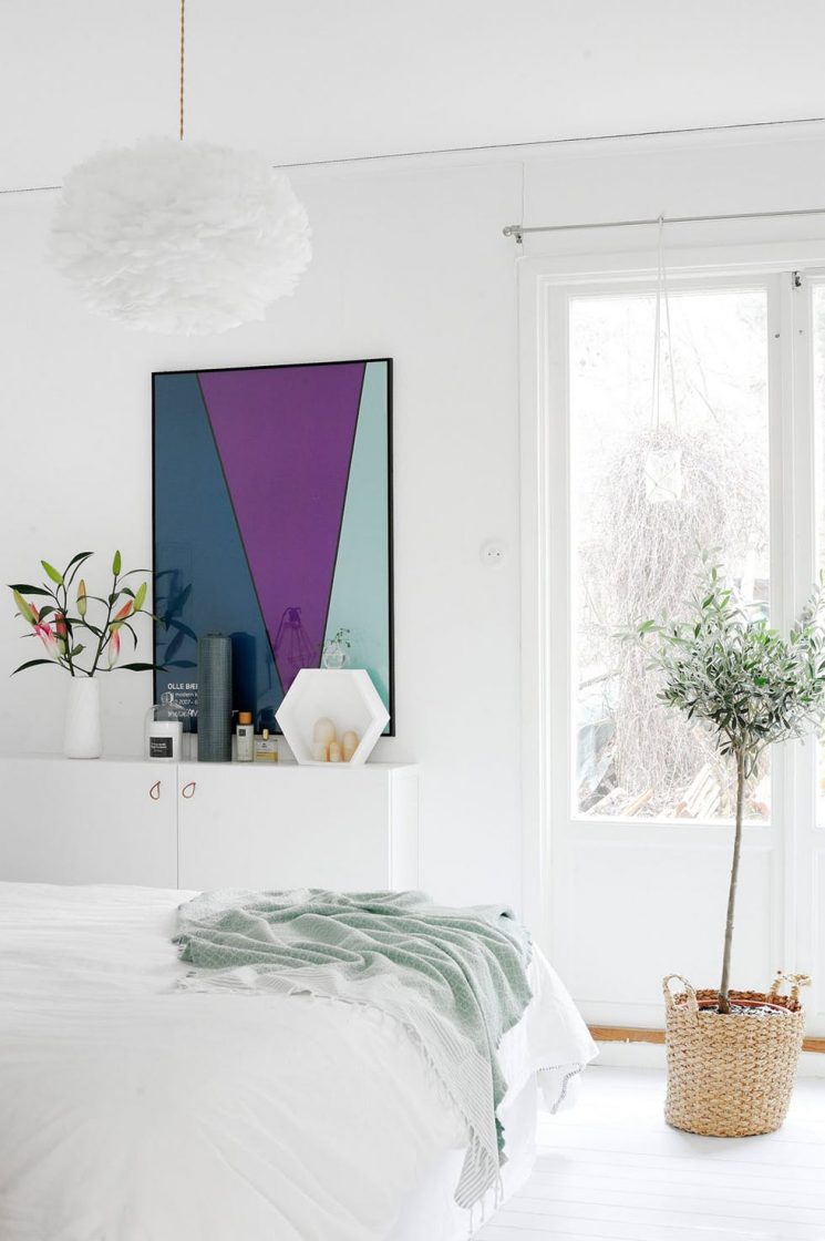 Une chambre blanche comme un cocon || Pour réchauffer le blanc apporter des touches colorées