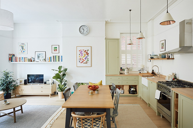 Cuisine ouverte de style campagne en vert clair dans cet appartement à Londres Cuisine ouverte de style campagne en vert clair dans cet appartement à Londres