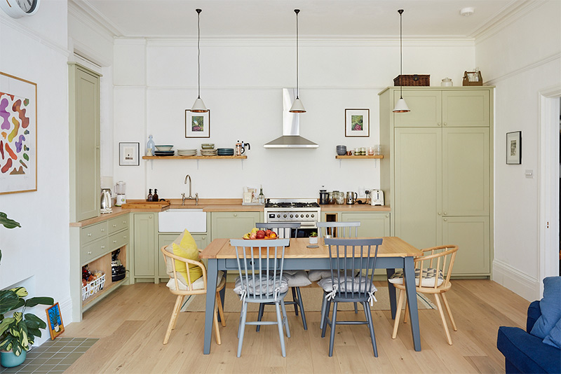 Cuisine ouverte de style campagne en vert clair dans cet appartement à Londres Cuisine ouverte de style campagne en vert clair dans cet appartement à Londres