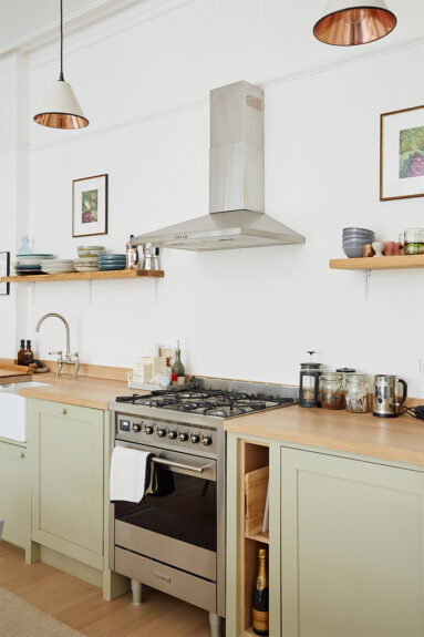 Cuisine ouverte de style campagne en vert clair dans cet appartement à Londres Cuisine ouverte de style campagne en vert clair dans cet appartement à Londres