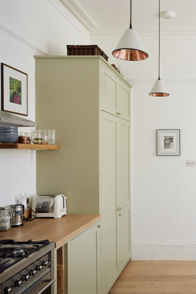 Cuisine ouverte de style campagne en vert clair dans cet appartement à Londres Cuisine ouverte de style campagne en vert clair dans cet appartement à Londres