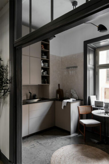 L'appartement "old new" de Lovisa Häger à Stockholm dans les tonalités de gris