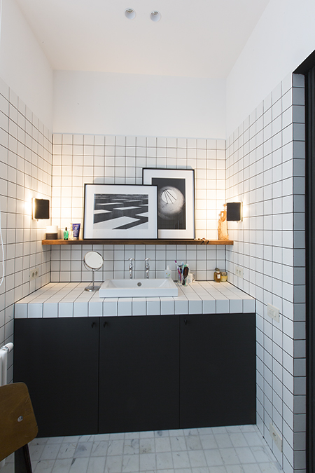 Donner de la personnalité à une salle de bains en choisissant le noir et blanc