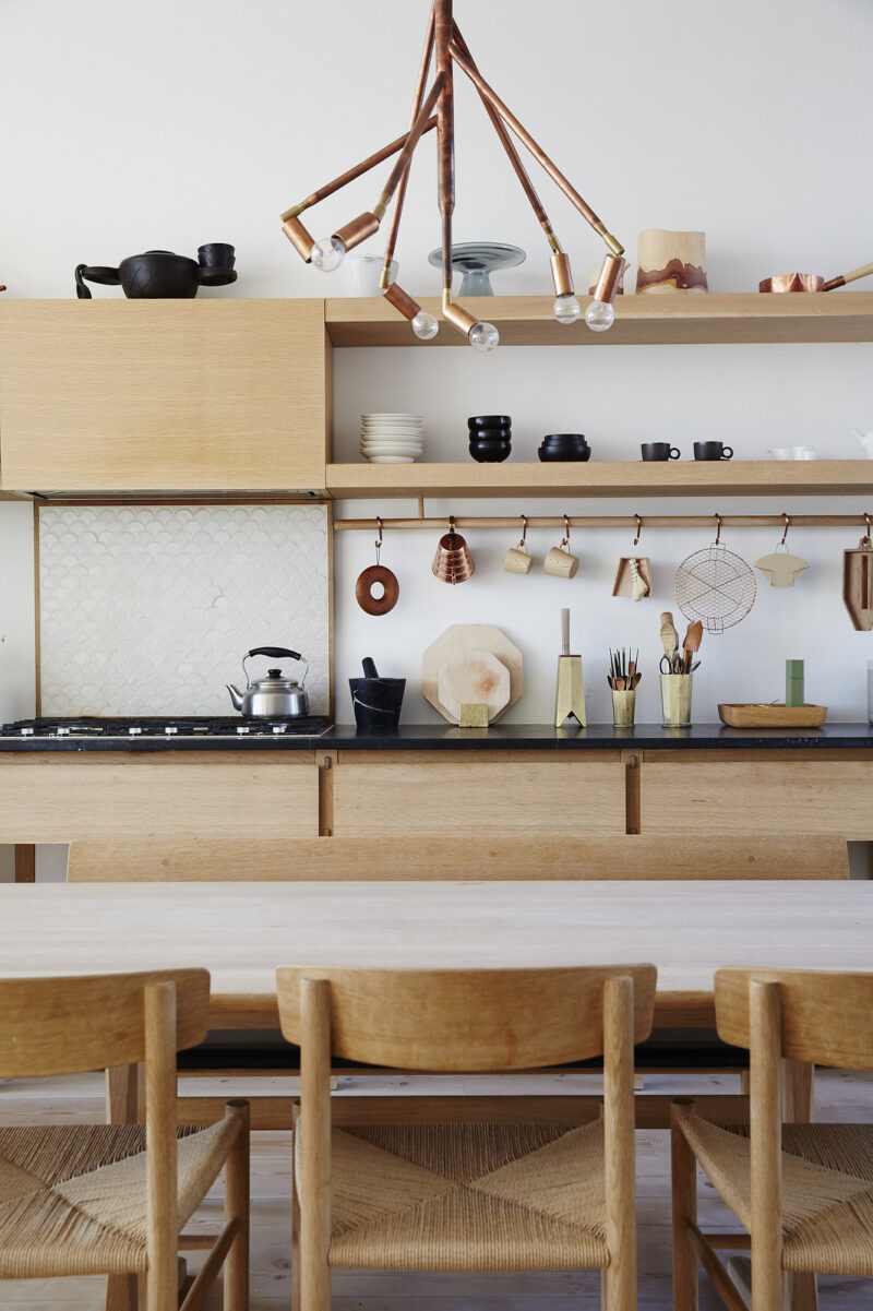 Cuisine minimaliste de style Japandi - Appartement du couple, fondateur de la boutique Mjölk à Toronto