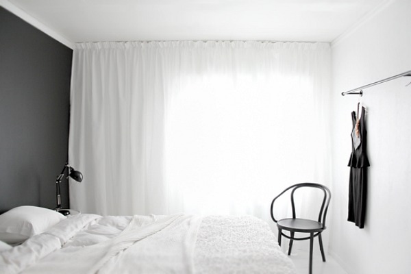 Une chambre blanche comme un cocon || Des rideaux pour filtrer la lumière