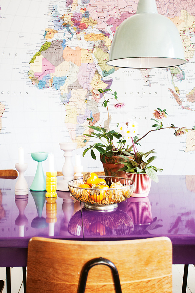 Une carte du monde collé sur le mur de la salle à manger comme un papier peint panoramique