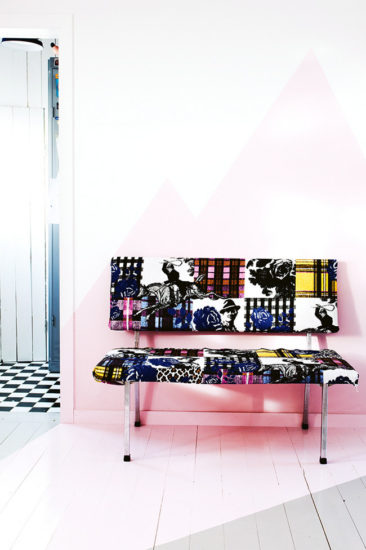 Un mur rose, et une banquette au tissus graphique