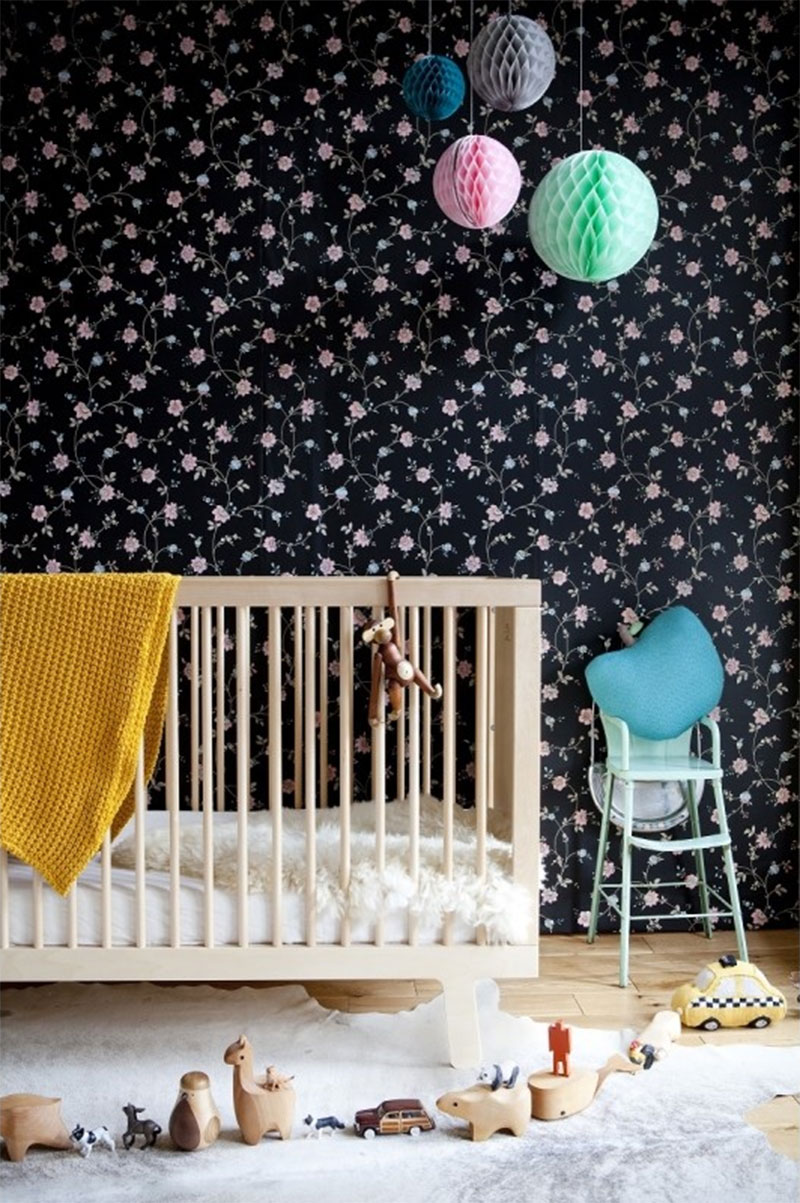 Papier peint à petites fleurs sur fond noir pour chambre d'enfant