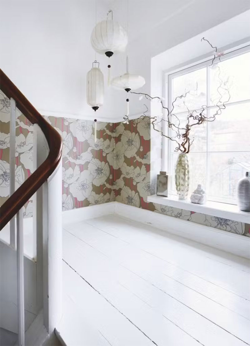 Pose d'un papier rétro dans une cage d'escalier de style scandinave blanche