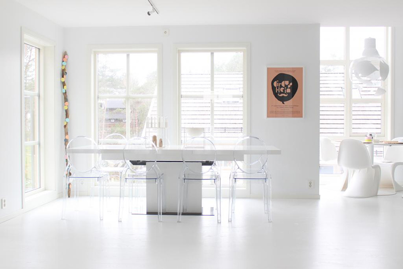 L'intérieur contemporain en blanc monochrome de Julie Hole