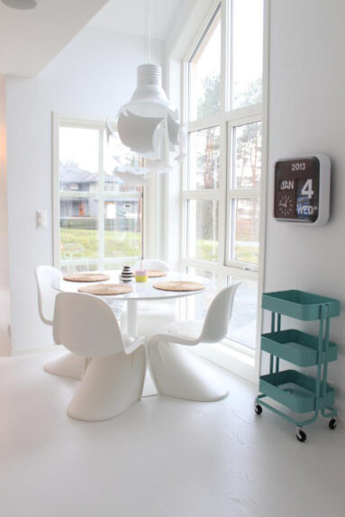 L'intérieur contemporain en blanc monochrome de Julie Hole