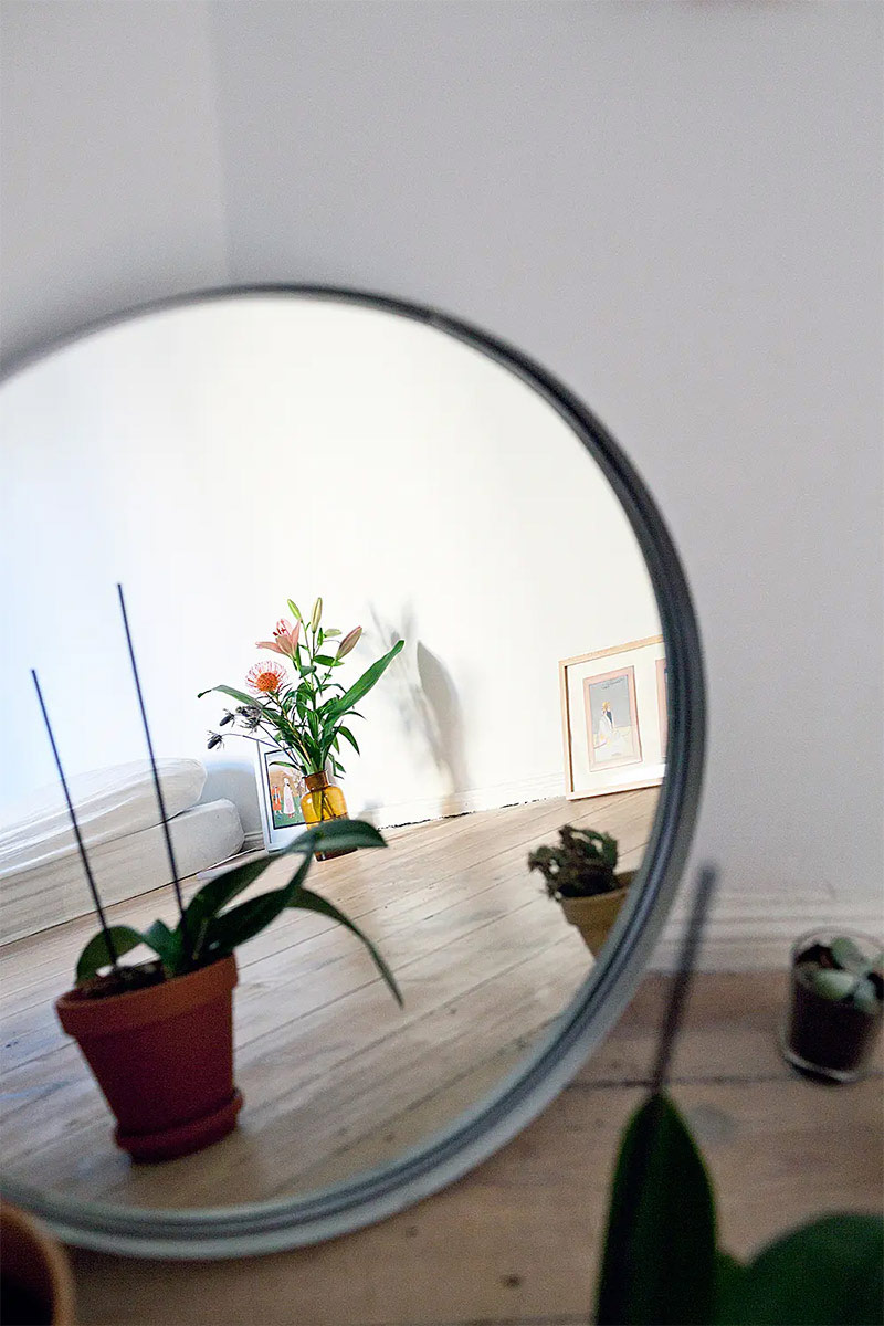Chambre minimaliste avec sommier et matelas par terre