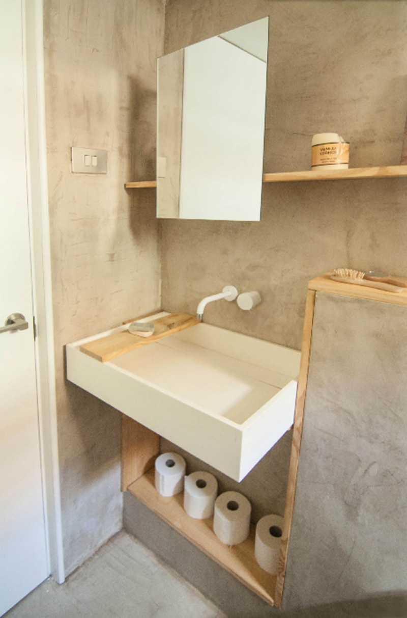 Une salle de bain en béton ciré beige