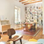 Un petit loft en tons naturels et matériaux bruts à Barcelone