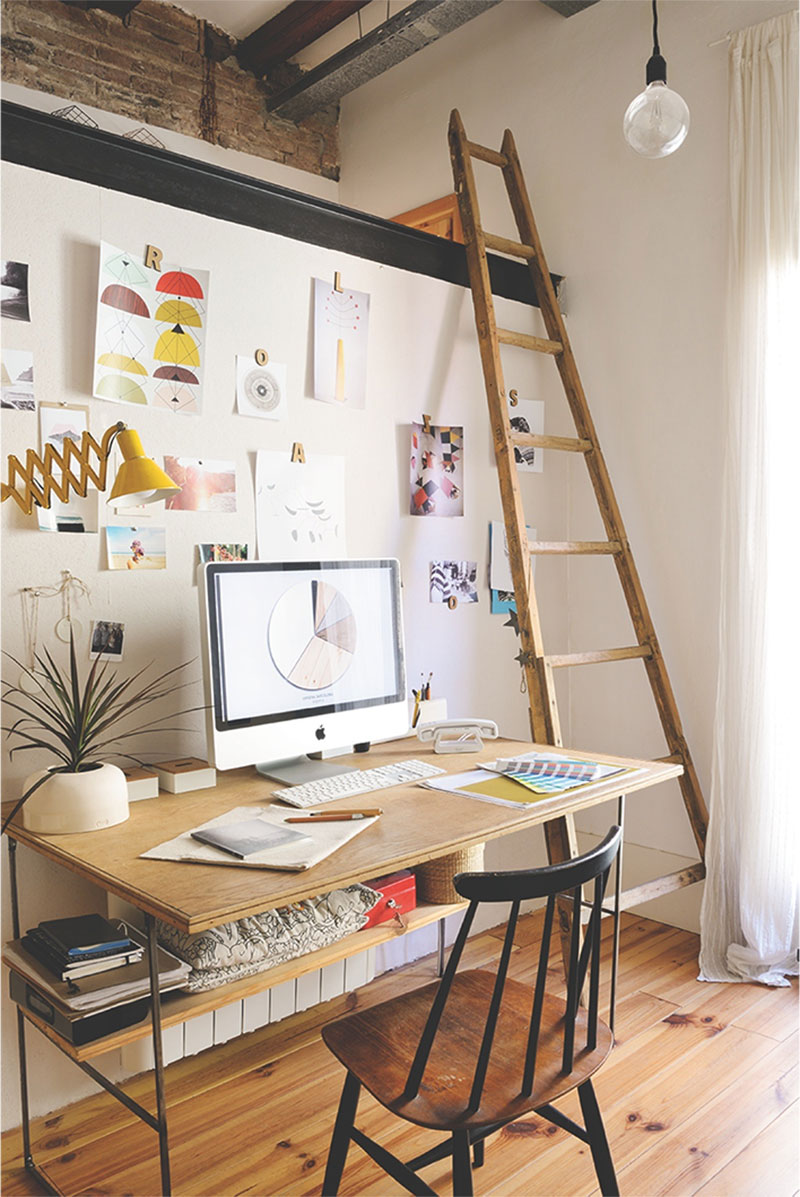 Le coin bureau et sa petite mezzanine